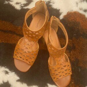 BareTraps Brown Sandals Faux Leather Sz 9 Pre-Owned Good Condition Heel 1.75" H